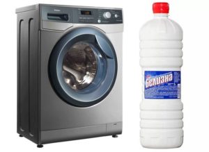 Veļas mazgājamās mašīnas tīrīšana ar baltu