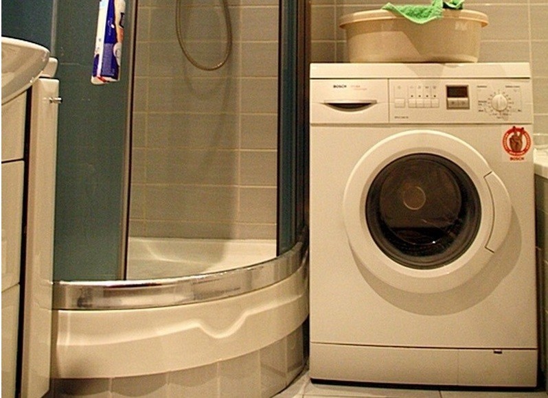 bruser og vaskemaskine