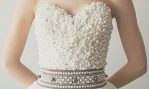corset của chiếc váy có một số lượng lớn đồ trang sức có thể rơi ra