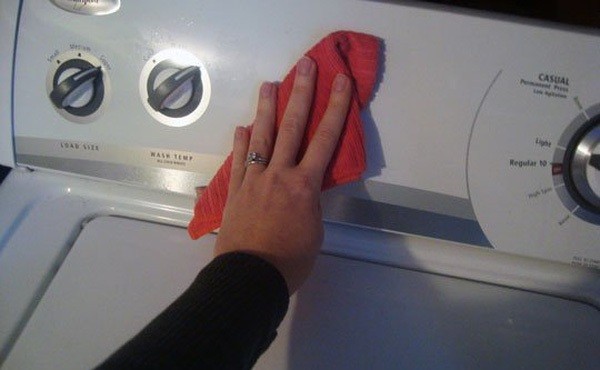 legg Tiret på en klut og tørk av vaskemaskinen