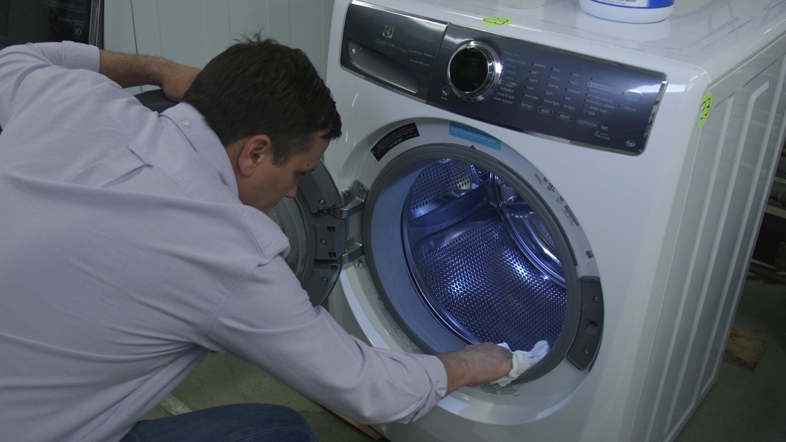 לאחר הכביסה, נגב את השרוול והתוף של מכונת הכביסה במטלית