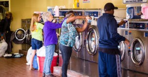 Γιατί είναι αδύνατο να έχετε ένα πλυντήριο ρούχων στο σπίτι στις ΗΠΑ;