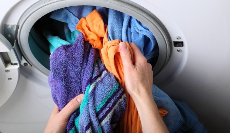 Untuk memulakan pengeringan di mesin basuh, sebahagian daripada cucian perlu ditarik keluar