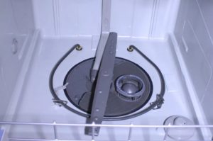Den nederste pumpehjul roterer ikke i opvaskemaskinen