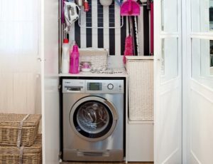 A máquina de lavar roupa na despensa