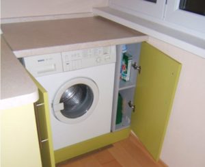 Máquina de lavar roupa na varanda