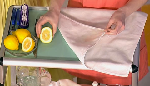 почистете кюфтето с лимон или каша от лимонена киселина