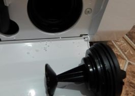 Vị trí của máy bơm thoát nước trong máy giặt LG