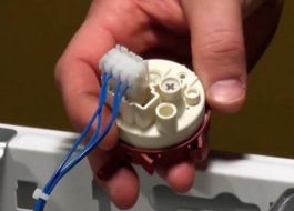 Kā pārbaudīt līmeņa sensoru LG veļas mašīnā?
