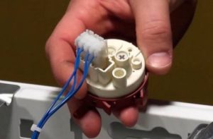 Come controllare il sensore di livello in una lavatrice LG?