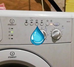 Пералнята Indesit постоянно се пълни с вода