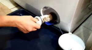 източете водата през филтъра Electrolux