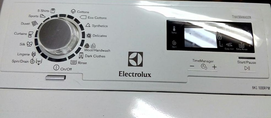 Англоезичен панел на машина Electrolux с вертикално зареждане